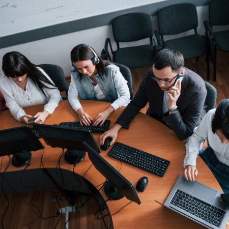 It specialist consulting with a hiring manager during a candidate interview