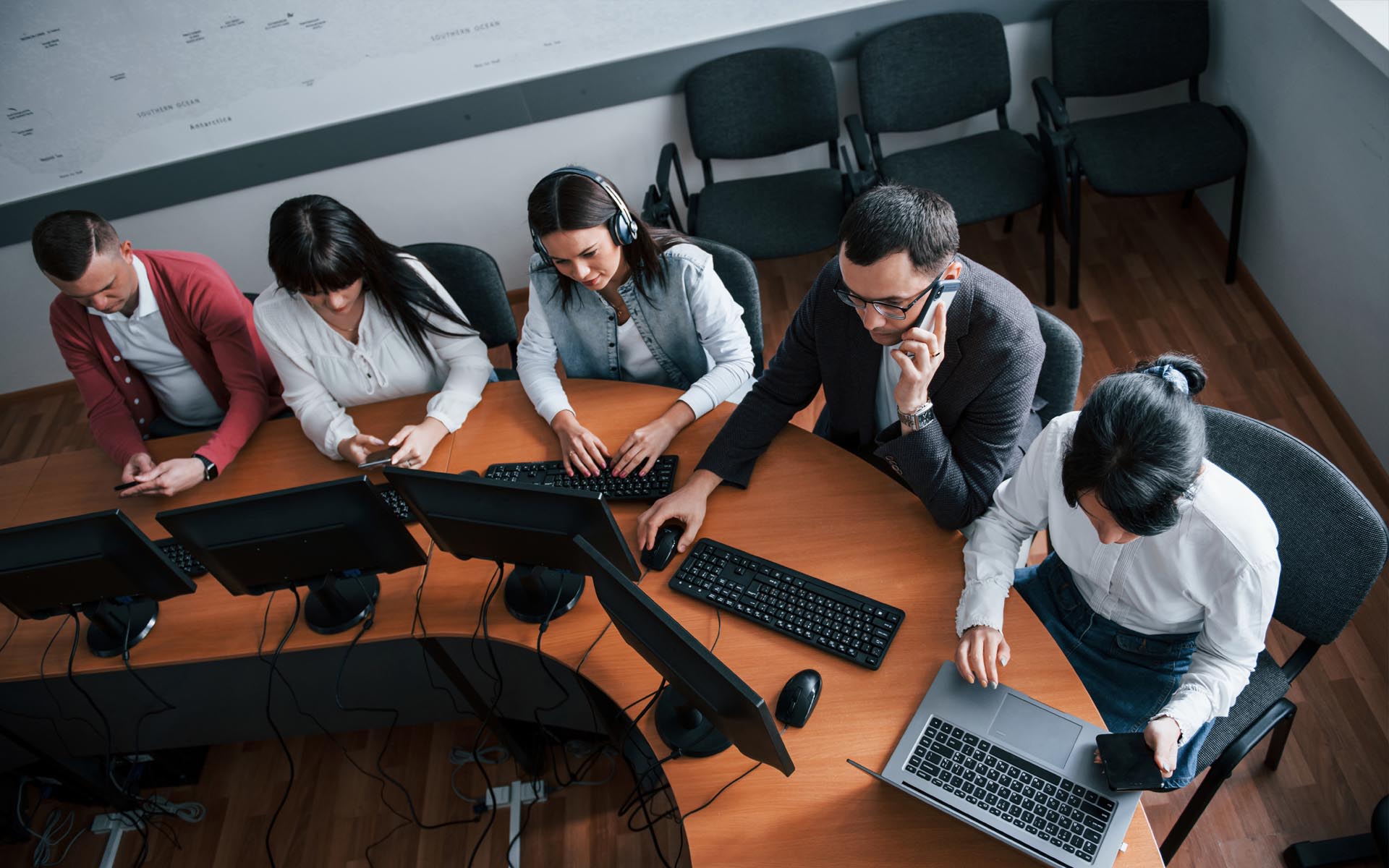 It specialist consulting with a hiring manager during a candidate interview